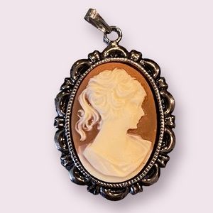 Silver toned cameo pendant